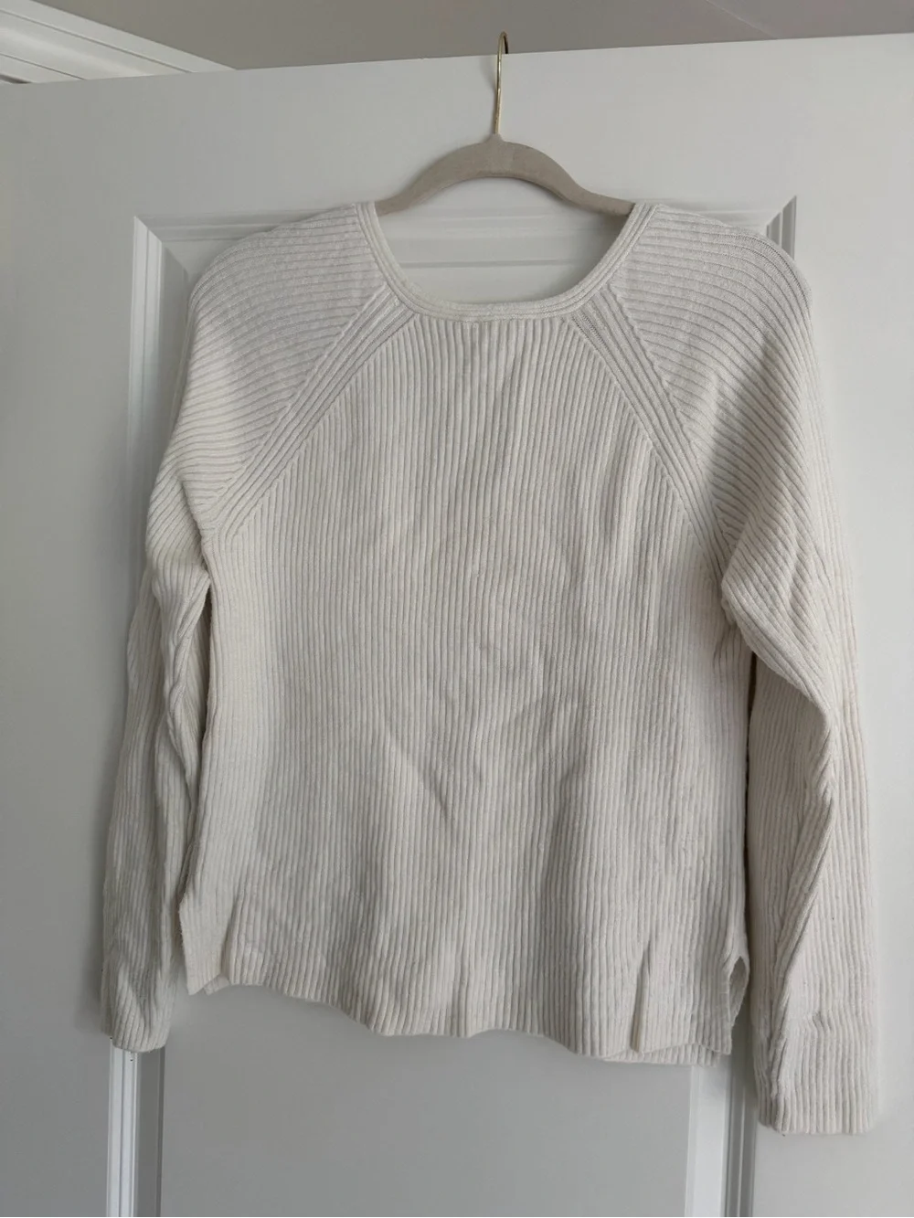 Women's White V-Neck Ribbed Abercrombie Sweater
